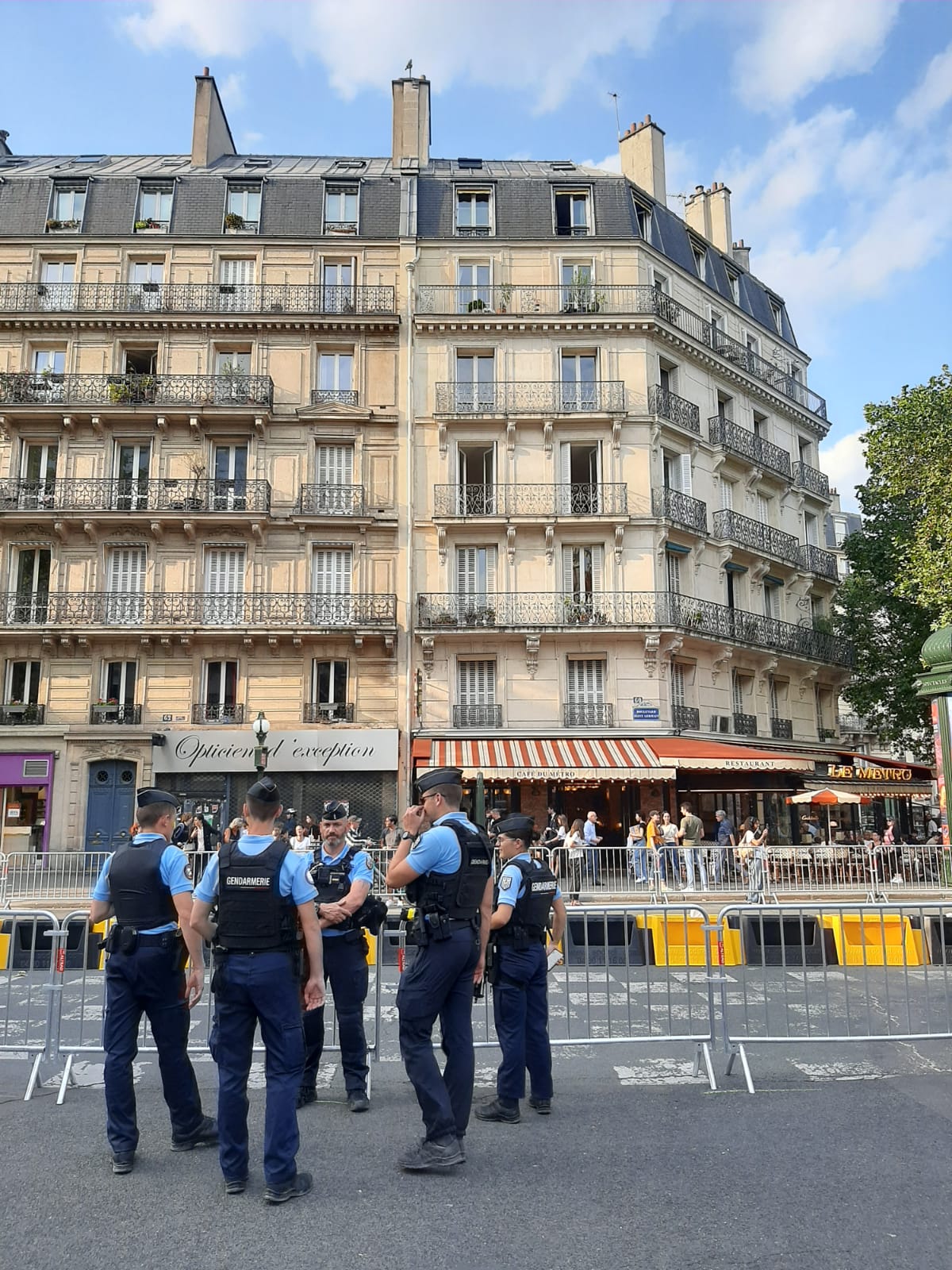 Policisté u zábran jsou nekompromisní. Bez propustky se do centra nedostanete (foto: Magdaléna Hrabětová)